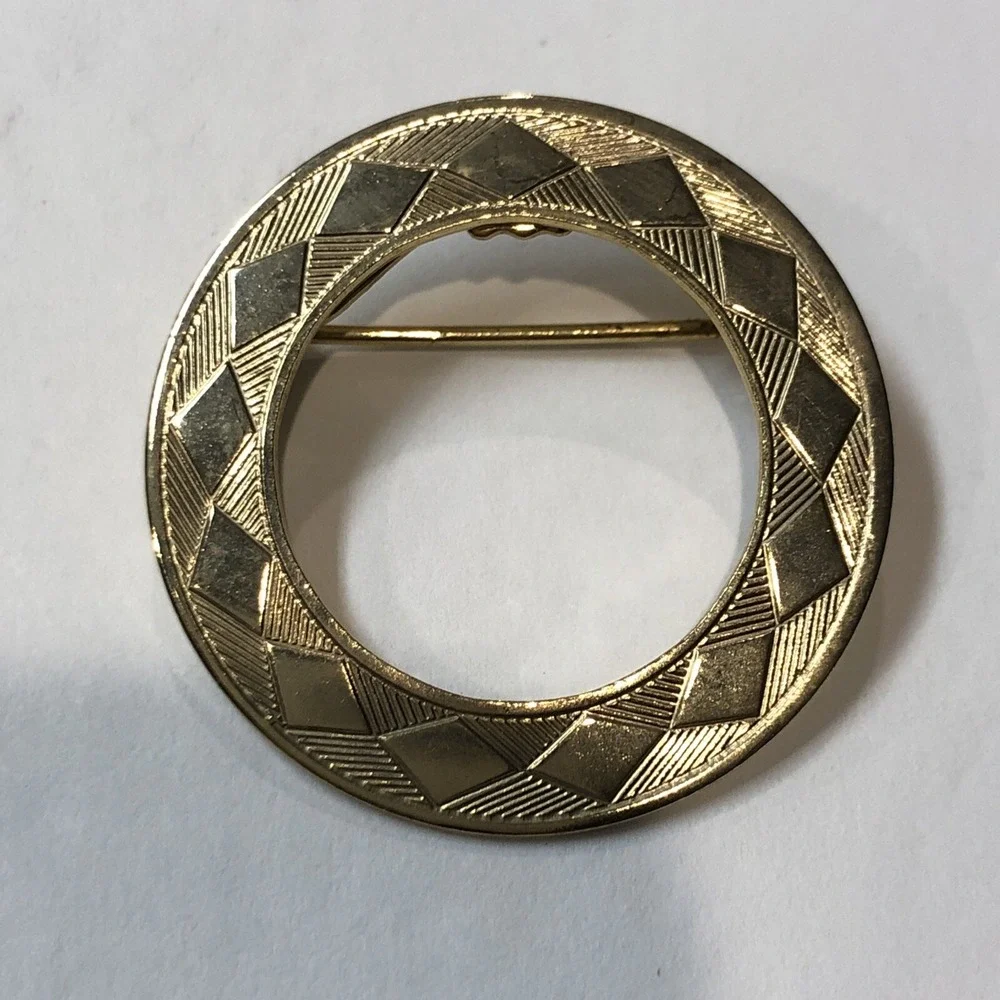 Vintage Gold Tone Textured Geometric Design Circle‎ Lapel Pin 1.25